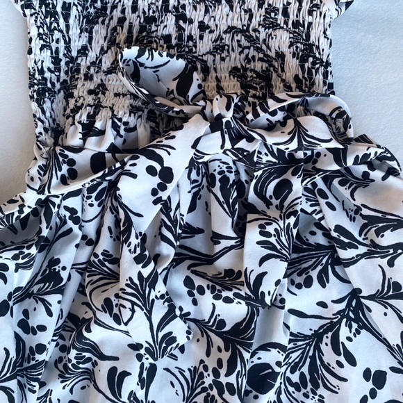 white and black paisley floral puff sleeve smocked dress - Picture 4 of 5